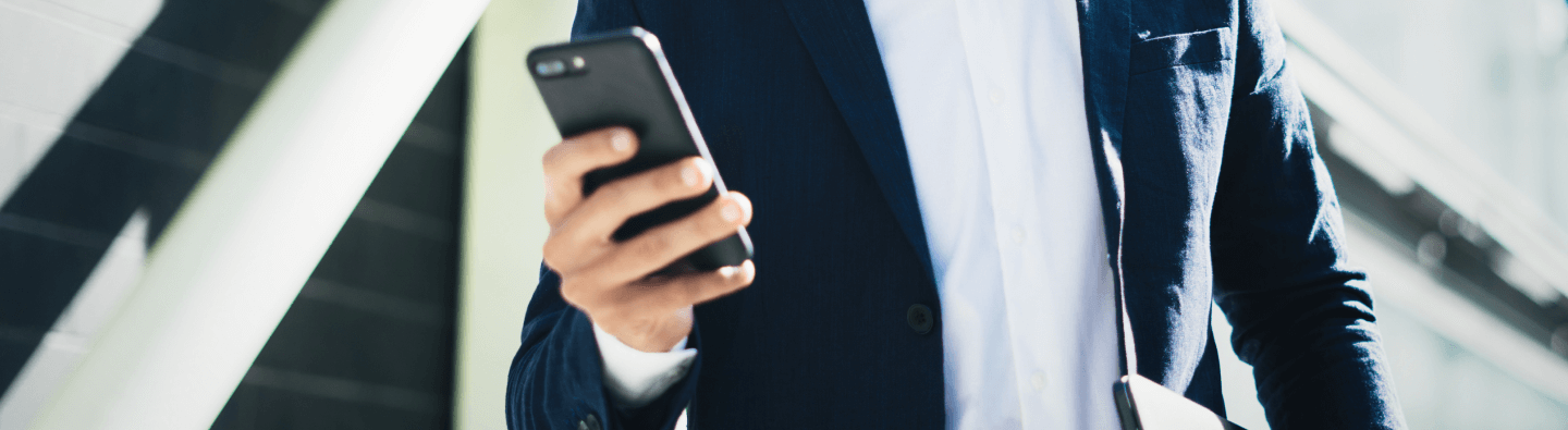 Menina com telemóvel