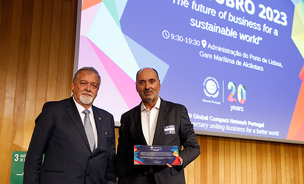 Mário Parra da Silva, Chair of the Board do United Nations Global Compact Network Portugal, entrega reconhecimento a Paulo Neves, Head of Corporate Sustainability do Millennium bcp