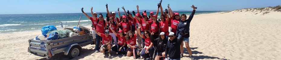 Voluntários Millennium ajudam "Brigada do Mar" a recolher lixo na praia