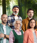 Grupo de pessoas numa floresta