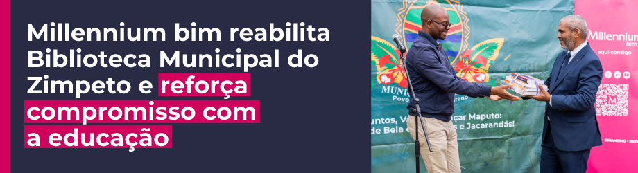 Senhor a fazer entrgas de livros a outro