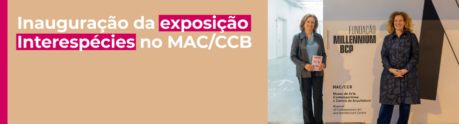 Imagem com duas senhoras em que nas suas costas têm um cartaz  com a inscrição de Fundação Millennium bcp