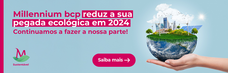 mão a segurar meio globo terrestre, com árvores, edifícios, painéis solares e turbinas eólicas no topo, simbolizando sustentabilidade e energia limpa