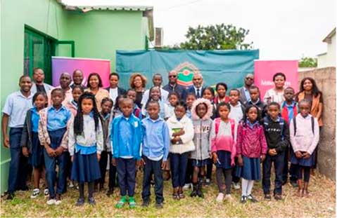 Grupo de crianças e adultos