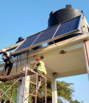 Homens a colocar paineis solares