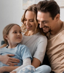 Família feliz sentada num sofá