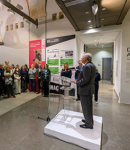 Grupo de pessoas no Museu Nacional de Arte Contemporânea