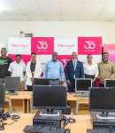 Grupo de pessoas numa sala com computarores