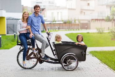 Família a andar de bicicleta