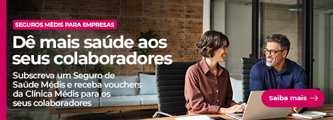 Dois colegas de trabalho sorridentes a colaborar num ambiente de escritório moderno e acolhedor