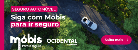 Carro branco a andar numa de estrada
