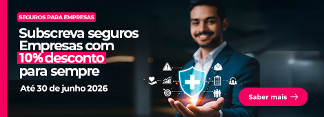 Homem a sorrir, de fato, com ícones digitais de segurança e saúde à frente