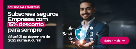 Homem a sorrir, de fato, com ícones digitais de segurança e saúde à frente