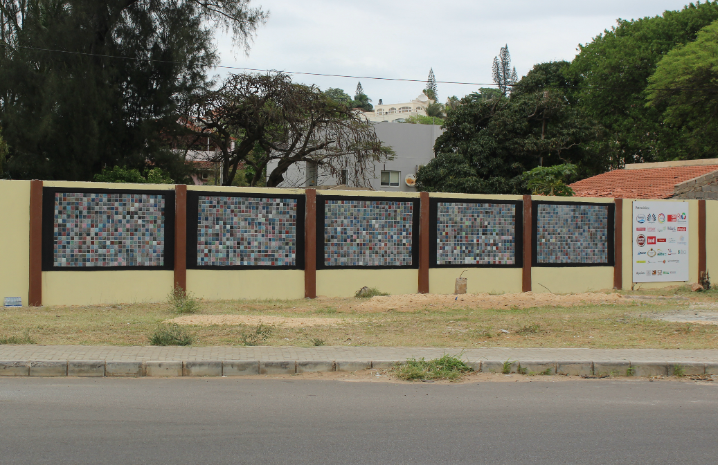 Painel de azulejos reciclados (Moçambique)